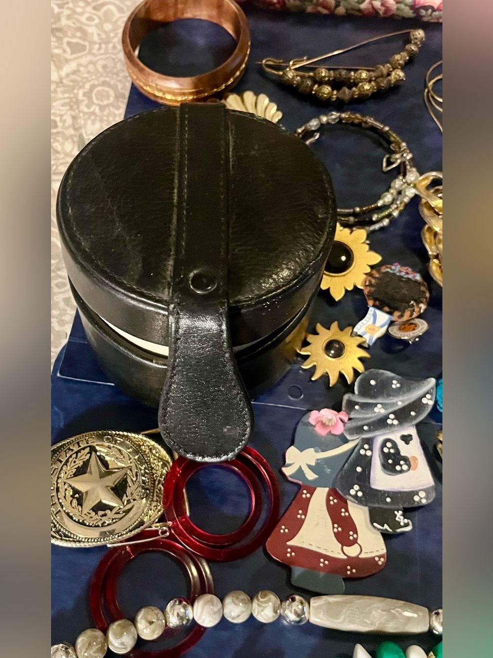 Lot of assorted jewelry in jewelry box (2lbs total weight ) - Picture 3 of 5